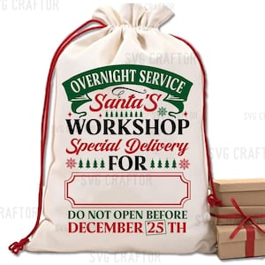 Puede incluir: Una bolsa de lona blanca con cordones de ajuste rojos, decorada con un dise&ntilde;o navide&ntilde;o verde y rojo. El texto dice "Servicio nocturno Taller de Pap&aacute; Noel Entrega especial para" con un espacio en blanco para un nombre. La parte inferior de la bolsa dice "No abrir antes del 25 de diciembre".