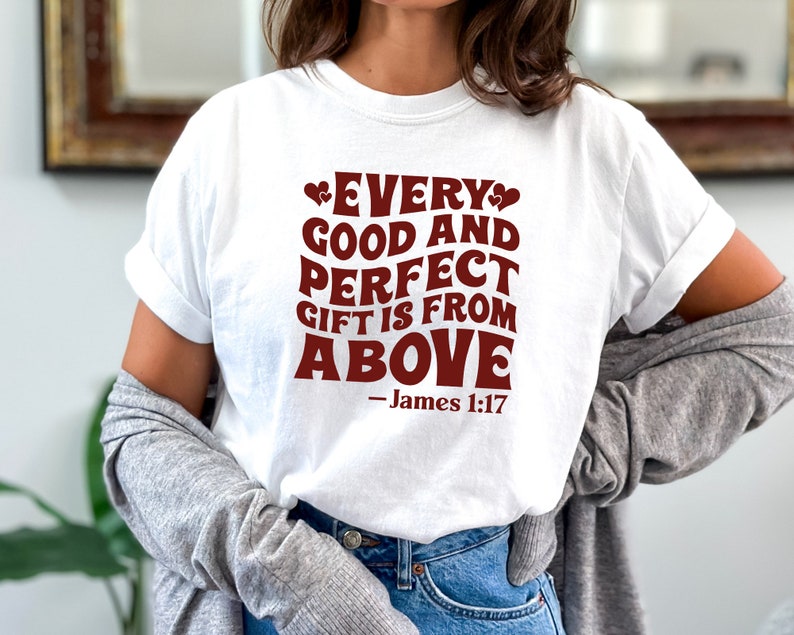 K&ouml;nnte beinhalten: Wei&szlig;es T-Shirt mit einer roten Grafik, auf der "Every good and perfect gift is from above - James 1:17" steht.