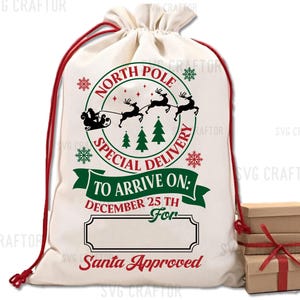 Puede incluir: Un saco de Santa de lona blanca con cordones de extracci&oacute;n rojos. El saco tiene un dise&ntilde;o verde y rojo con el texto "North Pole Special Delivery To Arrive On: December 25th For Santa Approved".