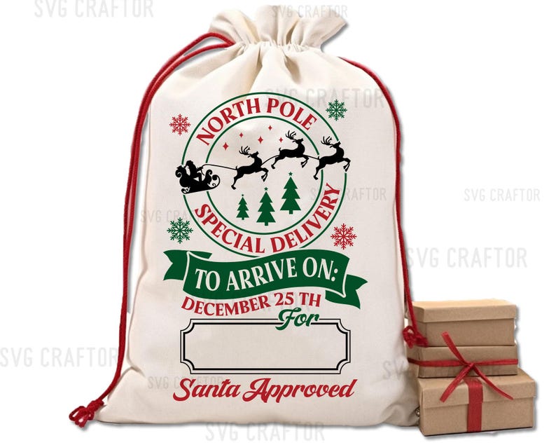 Puede incluir: Un saco de Santa de lona blanca con cordones de extracci&oacute;n rojos. El saco tiene un dise&ntilde;o verde y rojo con el texto "North Pole Special Delivery To Arrive On: December 25th For Santa Approved".