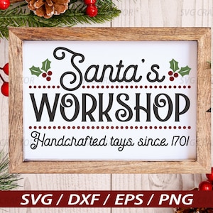 Pode incluir: Uma placa de madeira com moldura de madeira e fundo branco com o texto "Santa's Workshop Handcrafted toys since 1701". A placa tem um design de azevinho vermelho e verde com bagas vermelhas.