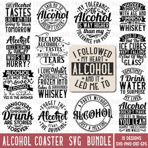 Könnte beinhalten: Eine Sammlung von 15 schwarz-weißen SVG-Designs zum Thema Alkohol für Untersetzer. Die Designs zeigen verschiedene Zitate und Phrasen über das Trinken, darunter humorvolle Sprüche und Wortspiele. Das Bundle enthält SVG-, PNG- und DXF-Dateien.