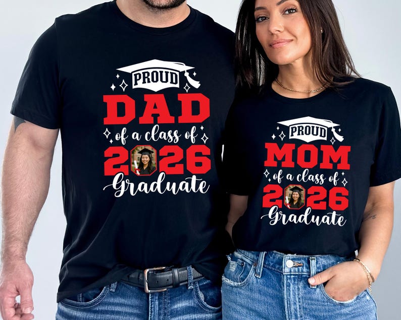 Peut inclure: T-shirts noirs avec l'inscription "PROUD DAD of a class of 2026 Graduate" et "PROUD MOM of a class of 2026 Graduate" en rouge et blanc. Chaque t-shirt pr&eacute;sente un motif de toque de dipl&ocirc;m&eacute; et une photo.
