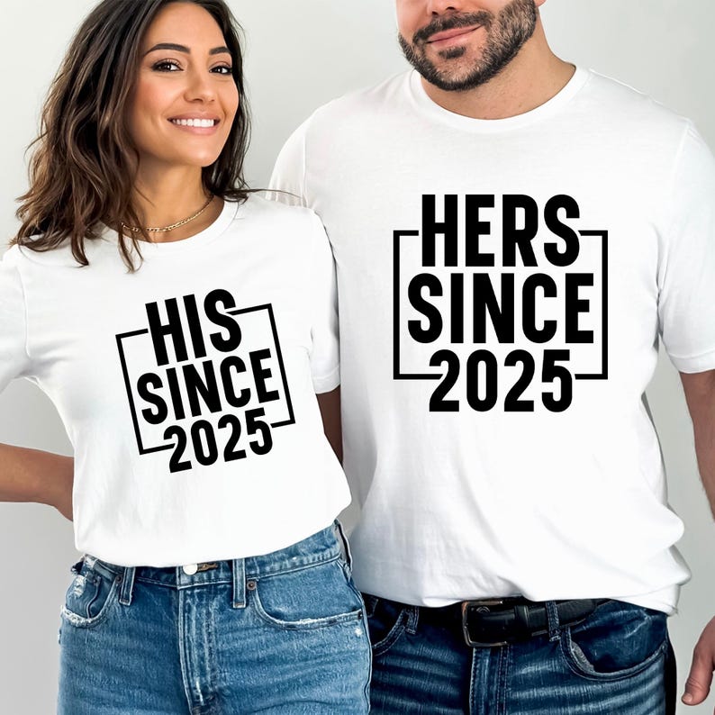 K&ouml;nnte beinhalten: Zwei wei&szlig;e T-Shirts mit schwarzem Text. Auf einem Shirt steht "HIS SINCE 2025" und auf dem anderen "HERS SINCE 2025". Die Shirts werden von zwei Personen getragen, eine tr&auml;gt Jeans und die andere Jeans und einen schwarzen G&uuml;rtel.