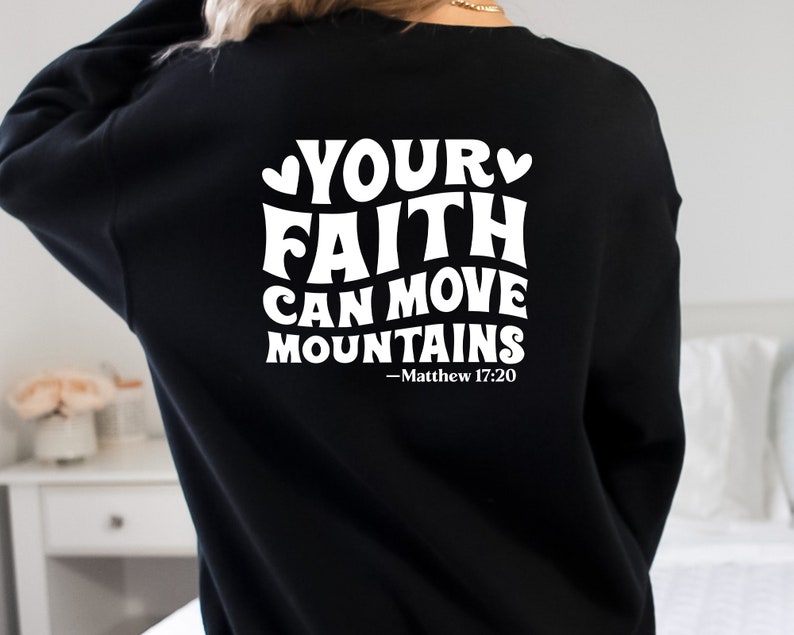 K&ouml;nnte beinhalten: Schwarzer Pullover mit wei&szlig;em Text, der "Your Faith Can Move Mountains - Matthew 17:20" lautet.