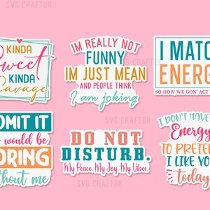 Op de afbeelding: Set van zes kleurrijke stickers met humoristische spreuken. De stickers hebben een witte achtergrond met zwarte tekst en kleurrijke accenten. De spreuken zijn: "Kinda Sweet Kinda Savage", "I'm Really Not Funny I'm Just Mean And People Think I Am Joking", "I Match Energy So How We Gon' Act Today?", "Admit It Life Would Be Boring Without Me", "Do Not Disturb. My Peace. My Joy. My Vibes.", en "I Don't Have The Energy To Pretend I Like You Today."