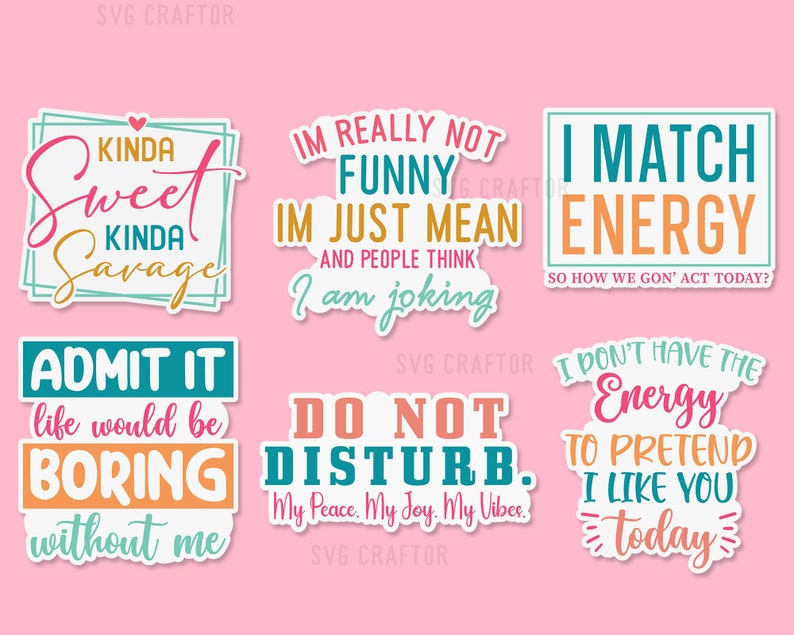 Op de afbeelding: Set van zes kleurrijke stickers met humoristische spreuken. De stickers hebben een witte achtergrond met zwarte tekst en kleurrijke accenten. De spreuken zijn: "Kinda Sweet Kinda Savage", "I'm Really Not Funny I'm Just Mean And People Think I Am Joking", "I Match Energy So How We Gon' Act Today?", "Admit It Life Would Be Boring Without Me", "Do Not Disturb. My Peace. My Joy. My Vibes.", en "I Don't Have The Energy To Pretend I Like You Today."