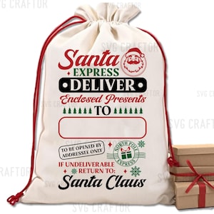 Puede incluir: Un saco de Santa de lona blanca con cordones de extracci&oacute;n rojos. El saco tiene un dise&ntilde;o verde y rojo con el texto "Santa Express Deliver Enclosed Presents To" y un espacio en blanco para una direcci&oacute;n. El saco tambi&eacute;n tiene un sello "North Pole Express" rojo y verde.