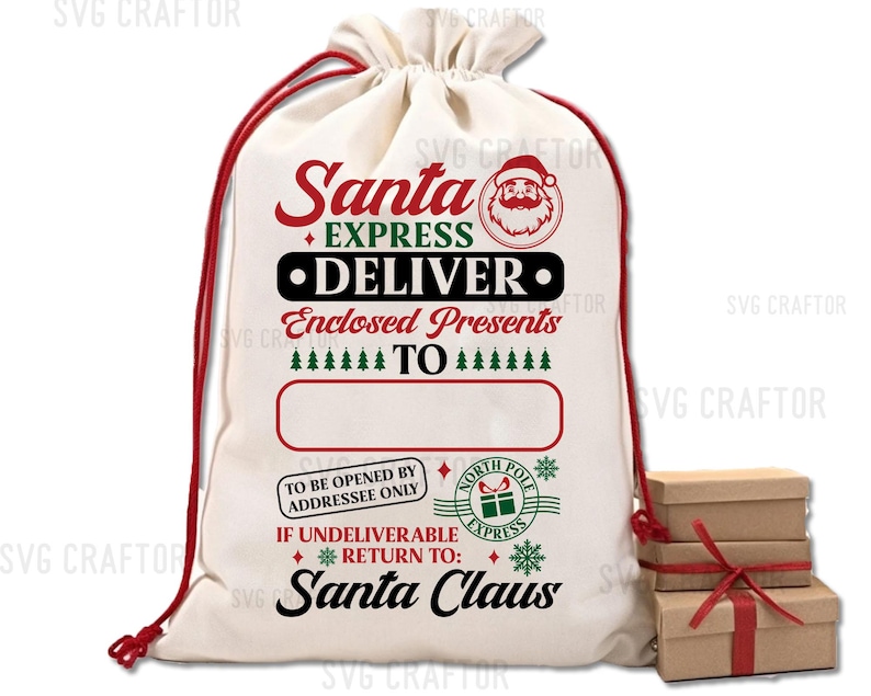 Puede incluir: Un saco de Santa de lona blanca con cordones de extracci&oacute;n rojos. El saco tiene un dise&ntilde;o verde y rojo con el texto "Santa Express Deliver Enclosed Presents To" y un espacio en blanco para una direcci&oacute;n. El saco tambi&eacute;n tiene un sello "North Pole Express" rojo y verde.