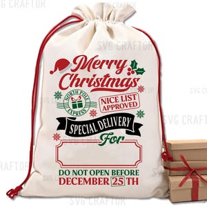 Puede incluir: Una bolsa de regalo de Navidad de lona blanca con ribete rojo y un dise&ntilde;o festivo. La bolsa presenta el texto "Merry Christmas", "North Pole Express", "Nice List Approved", "Special Delivery For" y "Do Not Open Before December 25th".