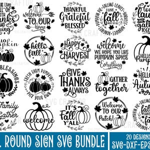 Può includere: Un set di 20 design SVG di cartelli rotondi a tema autunnale in bianco e nero. I design presentano varie frasi e immagini legate all'autunno, come "Hello Pumpkin", "Welcome to Our Home", "Happy Harvest", "Give Thanks Always" e "It's Fall Y'all".