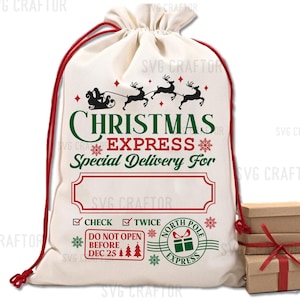 Puede incluir: Una bolsa de regalo de Navidad de lona blanca con ribete rojo y un dise&ntilde;o verde y rojo. La bolsa presenta el texto "Christmas Express Special Delivery For" y un espacio en blanco para un nombre. La bolsa tambi&eacute;n tiene una marca de verificaci&oacute;n roja junto a las palabras "Check" y "Twice" y el texto "Do Not Open Before Dec 25".