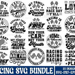Może przedstawiać: Pakiet projektów graficznych w czerni i bieli, zawierający 25 plików SVG o tematyce wyścigowej. Projekty przedstawiają szachownice, samochody wyścigowe i slogany takie jak "Ta dziewczyna kocha swojego kierowcę wyścigowego" i "Wyścigi to mój ulubiony sezon".