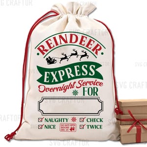 Puede incluir: Un saco de Santa Claus de lona blanca con cordones de extracci&oacute;n rojos. El saco tiene un dise&ntilde;o verde y rojo con el texto "Reindeer Express Overnight Service For" y un espacio en blanco para un nombre. El saco tambi&eacute;n tiene una lista de verificaci&oacute;n con las opciones "Naughty", "Nice", "Check" y "Twice".