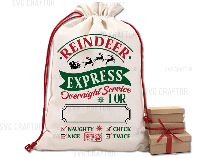 Puede incluir: Un saco de Santa Claus de lona blanca con cordones de extracci&oacute;n rojos. El saco tiene un dise&ntilde;o verde y rojo con el texto "Reindeer Express Overnight Service For" y un espacio en blanco para un nombre. El saco tambi&eacute;n tiene una lista de verificaci&oacute;n con las opciones "Naughty", "Nice", "Check" y "Twice".