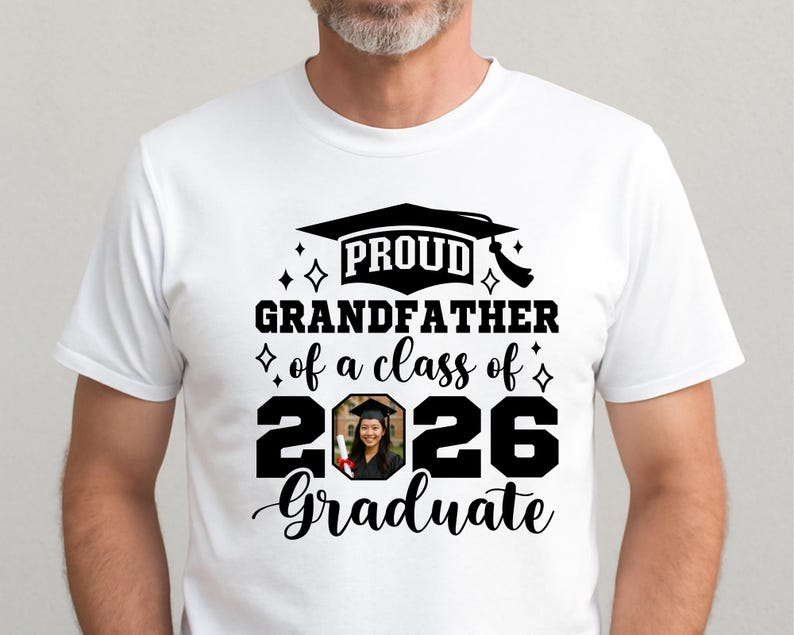 Peut inclure: T-shirt blanc avec l'inscription noire "PROUD GRANDFATHER of a class of 2026 Graduate". Le motif comprend un chapeau de graduation et une photo d'un dipl&ocirc;m&eacute;. Le t-shirt est port&eacute; par une personne.