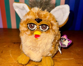 Giraffe Furby vintage 1998 - Tiger Electronics de génération 2 - Étiquettes originales - Non testées en l'état - Présentoir nostalgique des années 90 - Jouet rétro de l'an 2000