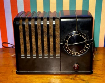 ヴィンテージ カテドラル チューブ ラジオ (FM 対応)、完全に機能