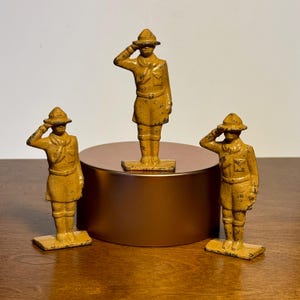 Vintage grijs ijzeren figuurtje padvinders – Americana Collectible uit de jaren 1930