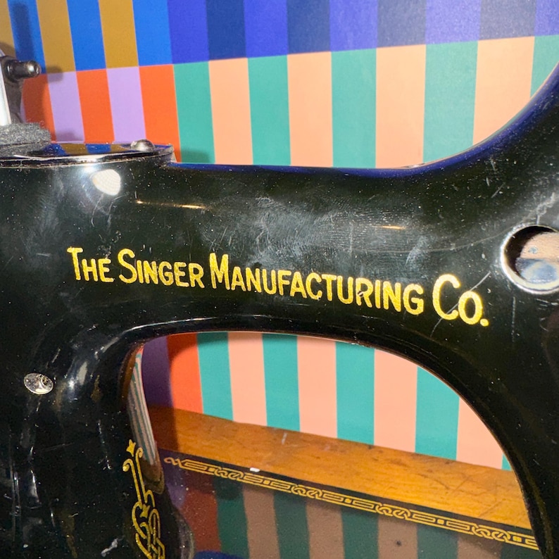 Antique Singer Featherweight 221 Sewing Machine With Original Case ...
