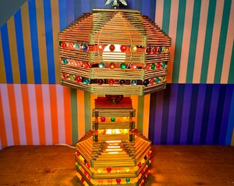 Luminária vintage de arte popular feita com palitos de picolé – Gemas de vidro multicoloridas, ponteira em forma de águia
