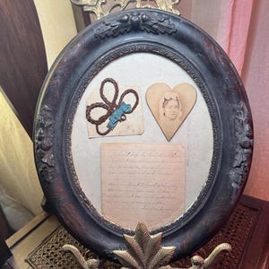 Victoriaanse rouwlijst met haaraandenken, hartvormig portret en handgeschreven gedicht – zeldzame 19e-eeuwse herdenkingskunst, 13 x 11 inch