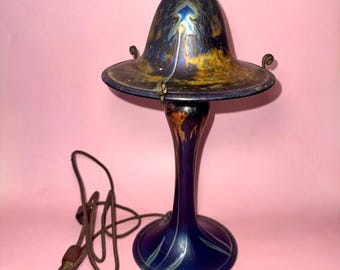 Abajur de mesa Art Nouveau em vidro iridescente, estilo Arts & Crafts, c. 1905-1925