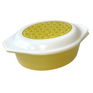 Cacerola ovalada vintage de mimbre Pyrex con diseño de Cenicienta y tapa (1,5 cuartos, 043/943) – Utensilios para hornear retro amarillos promocionales