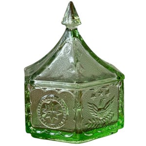 Vintage tiara Indiana glas groene koloniale adelaar en ster bedekt snoepschaal, zeshoekige schotel met deksel, patriottische geperste glazen pot