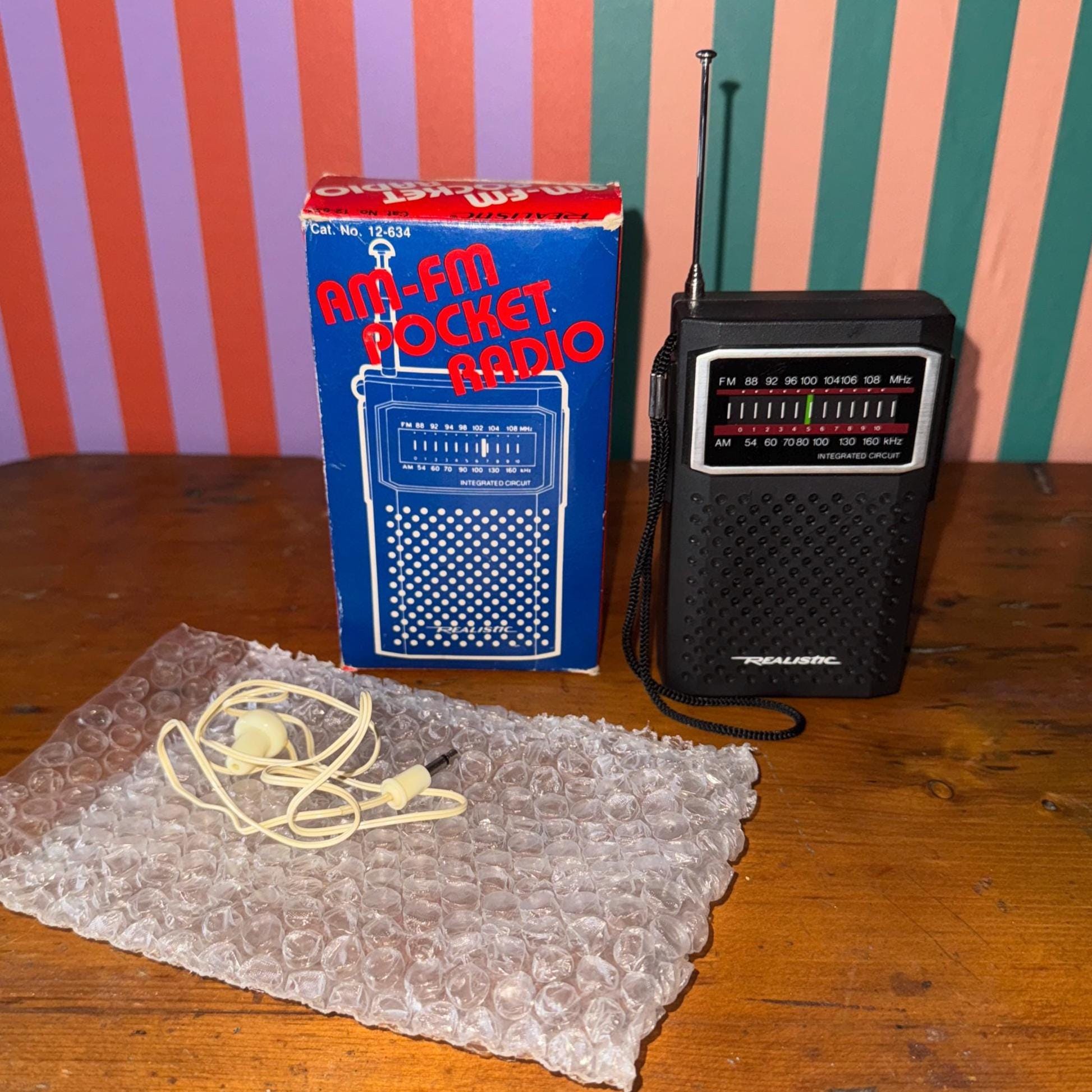 Vintage Radio Shack Pocket Radio: 1980s Realistic AM/FM Transistor