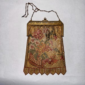 Art Deco portemonnee van geëmailleerd gaas uit de jaren 1920 | Geschilderde metalen tas met bloemen | Wijting en Davis-stijl | Antieke handtas met geschulpte franje