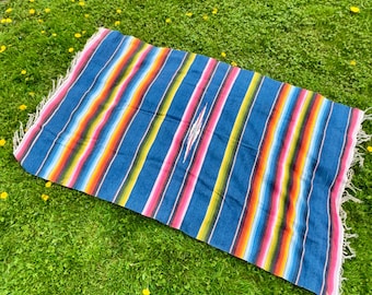 Serape messicano vintage in lana tessuto a mano – Tessuto Sunrise nei toni del blu petrolio e del rosa (203 x 122 cm)