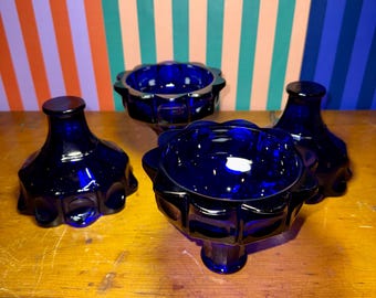 Juego de 4 portavelas vintage de cristal Viking en azul cobalto - Diseño épico de seis pétalos - Cristal azul real de estilo moderno de mediados de siglo - N.° 1198