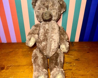 Oso de peluche antiguo de mohair, relleno de paja y totalmente articulado, años 20-30.