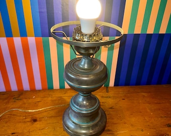 Abajur de mesa vintage em metal – Detalhe de risca de giz azul, estilo industrial.