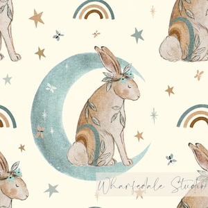 Könnte beinhalten: Ein sich wiederholendes Muster mit Hasen, Monden, Sternen, Schmetterlingen und Regenbogen in sanften Pastellfarben. Die Hasen sind mit Blumenkränzen und Blättern verziert, was ein verträumtes, himmlisches Thema schafft.