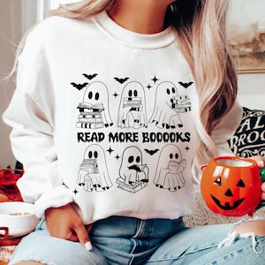 En savoir plus livres SVG PNG, Booktok svg, amateurs de lecture, lecture fantôme, Halloween livresque, lecteur svg png, drôle Halloween svg, svg séjour effrayant