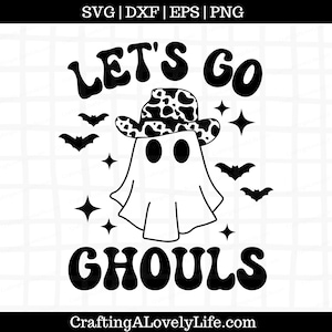Może przedstawiać: Czarno-biały projekt graficzny przedstawiający ducha w kowbojskim kapeluszu z wzorem krowy. Duch ma dwa oczy i usta. Tekst "Let's Go Ghouls" jest napisany retro czcionką. W tle znajdują się nietoperze i gwiazdy.