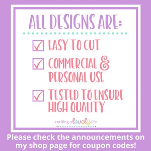 Peut inclure: Une liste de contr&ocirc;le rose et verte avec le texte "ALL DESIGNS ARE:" suivi de trois cases &agrave; cocher avec le texte "EASY TO CUT", "COMMERCIAL & PERSONAL USE" et "TESTED TO ENSURE HIGH QUALITY". Le texte "crafting a lovely life" est sous la liste de contr&ocirc;le. Le texte "Please check the announcements on my shop page for coupon codes!" est en bas de l'image.