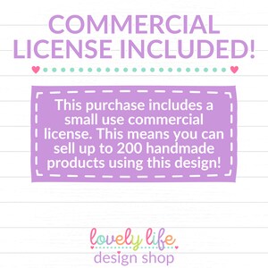 Puede incluir: Un gr&aacute;fico rosa y blanco con el texto "COMMERCIAL LICENSE INCLUDED!" y un cuadro rosa con el texto "Esta compra incluye una licencia comercial de uso peque&ntilde;o. Esto significa que puedes vender hasta 200 productos hechos a mano usando este dise&ntilde;o!" y el texto "lovely life design shop" en la parte inferior.