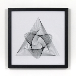Puede incluir: Obra de arte enmarcada en negro con un diseño geométrico. La obra presenta un diseño lineal en blanco y negro de un triángulo y un patrón en espiral. La obra se muestra sobre un fondo blanco.