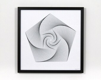 Op de afbeelding: Zwartgelijste kunstdruk met een geometrisch ontwerp. Het kunstwerk toont een spiraalpatroon binnen een vijfhoekige vorm, gemaakt met fijne zwarte lijnen op een witte achtergrond. De lijst is vierkant en zwart, wat het contrast versterkt.