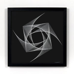 Può includere: Una stampa artistica astratta in bianco e nero incorniciata. L'opera presenta un design geometrico con un quadrato centrale e linee curve che si irradiano verso l'esterno. La stampa è in una cornice nera e montata su una parete bianca.
