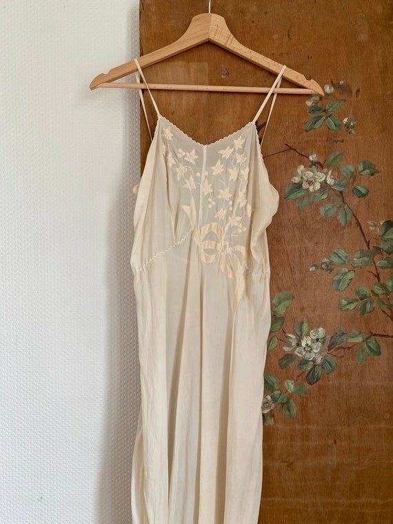 1930s ivory cream embroidered leaf bow silk slip … - image 3