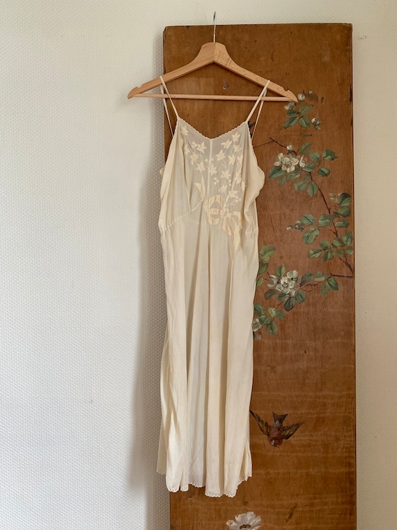 1930s ivory cream embroidered leaf bow silk slip … - image 2