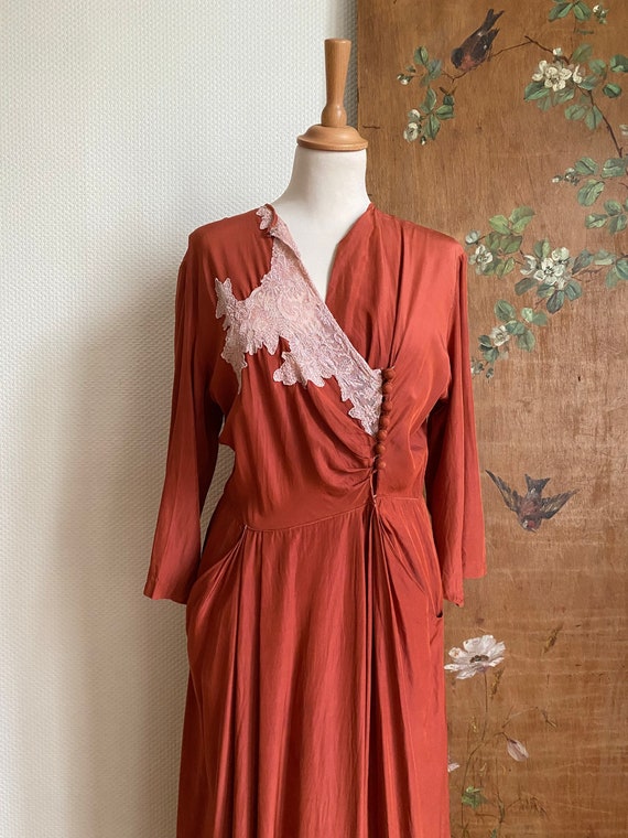 Abito da notte sottoveste in seta rossa ruggine e pizzo anni '40