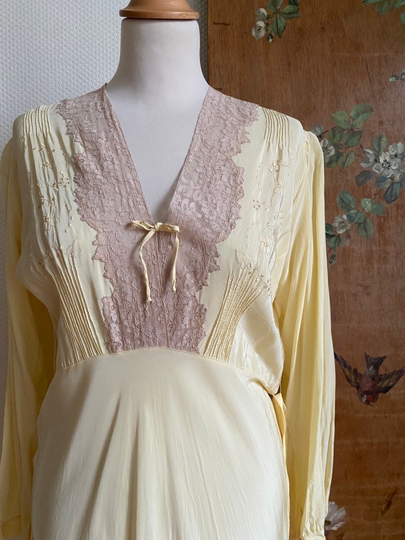 1930s pale pastel yellow silk and lace embroidere… - image 3