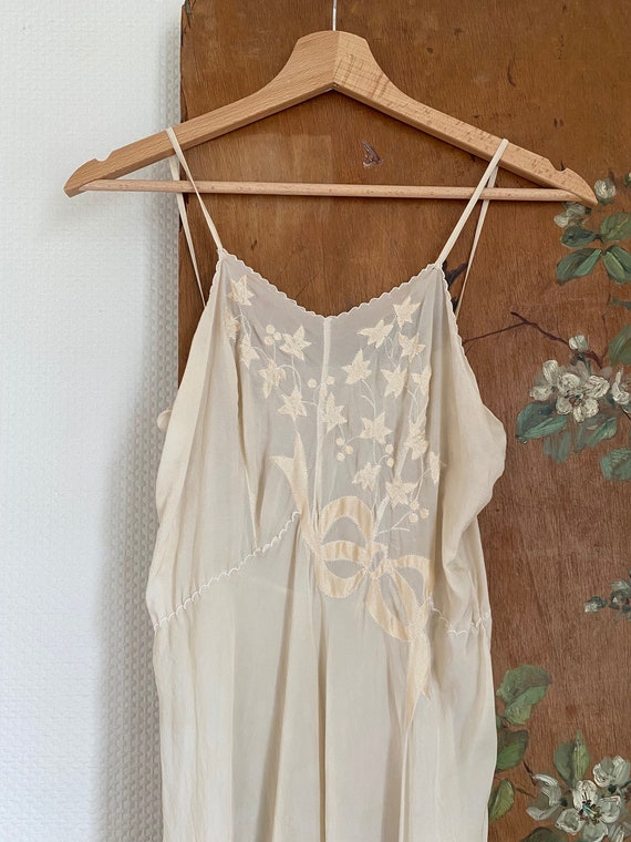 1930s ivory cream embroidered leaf bow silk slip … - image 1