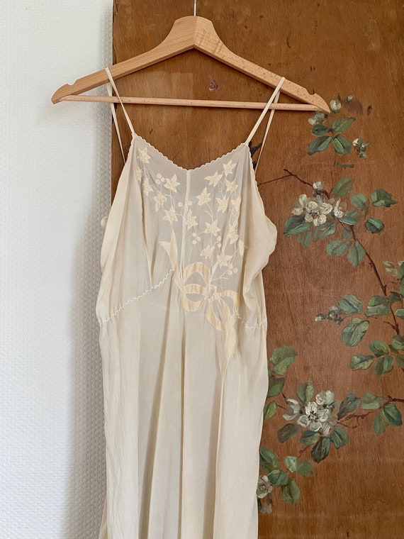 1930s ivory cream embroidered leaf bow silk slip … - image 4