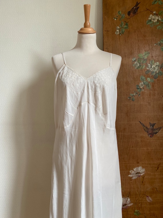 1940s white ivory embroidered flowers leaf silk s… - image 2